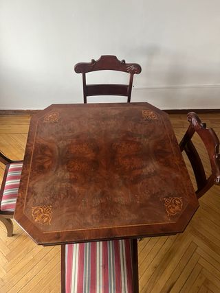Mesa de juego con cuatro sillas