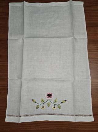 Set di asciugamani in lino ricamati a mano