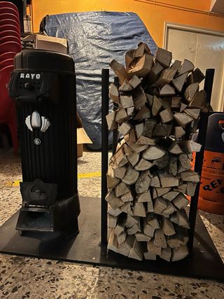 Estufa de leña con base y soporte lenya