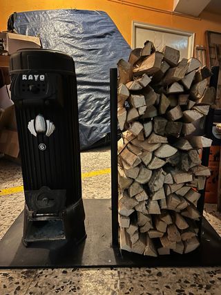 Estufa de leña con base y soporte lenya