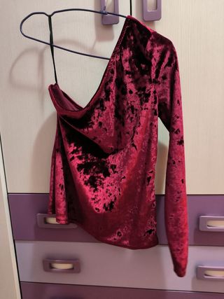 Camiseta terciopelo granate una manga larga