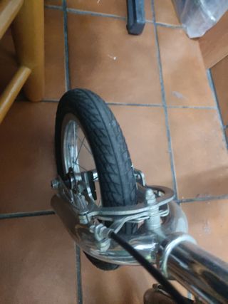 scooter con ruedas de bicicleta