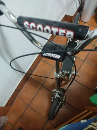 scooter con ruedas de bicicleta