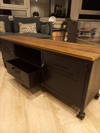 Mesa TV industrial sklum
