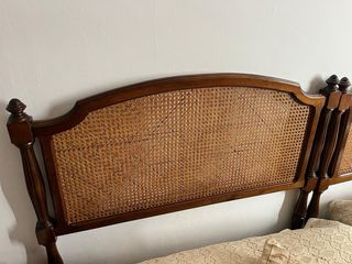2 Cabeceros de cama de nogal y ratan