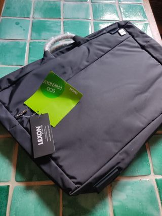 Bolso de trabajo tipo maletín impermeable.