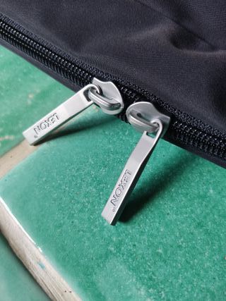 Bolso de trabajo tipo maletín impermeable.