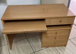 Mesa de estudio con cajonera
