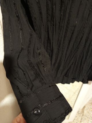 Camisa con bordados y lentejuelas