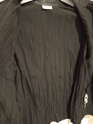 Camisa con bordados y lentejuelas