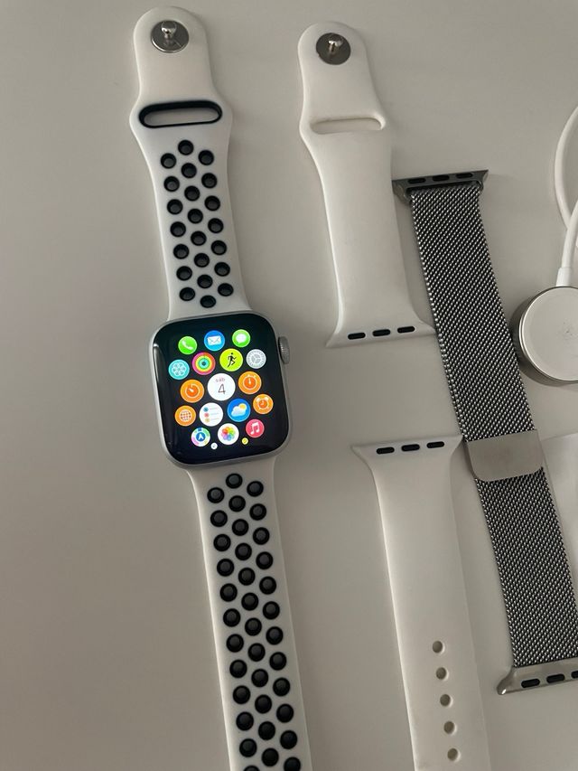 Apple Watch Series SE. GPS  Cellular