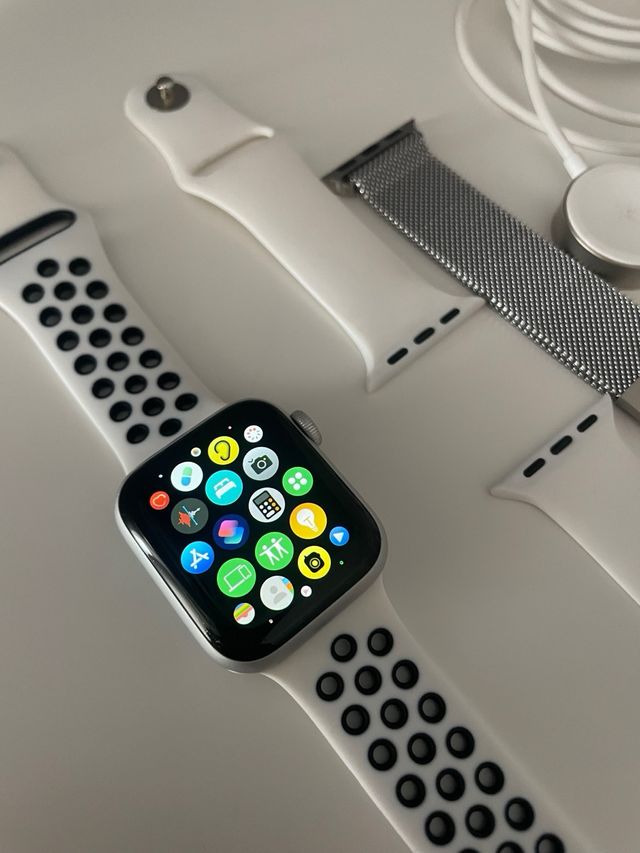 Apple Watch Series SE. GPS  Cellular