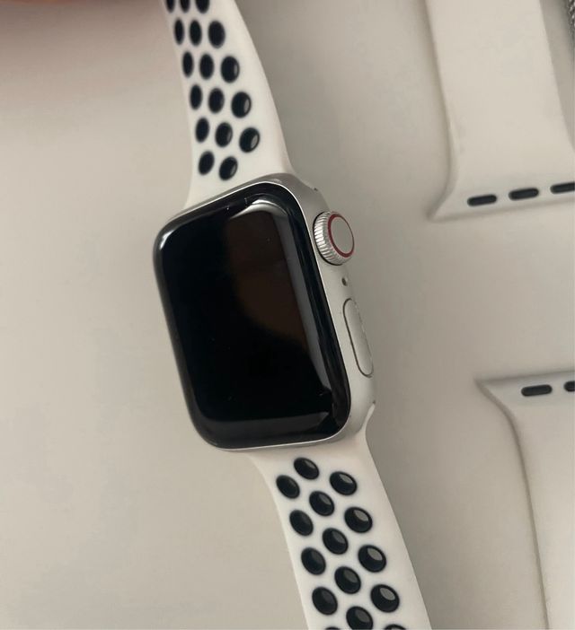 Apple Watch Series SE. GPS  Cellular