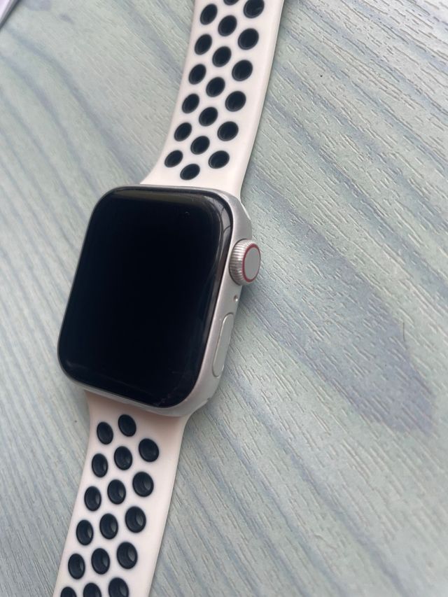 Apple Watch Series SE. GPS  Cellular