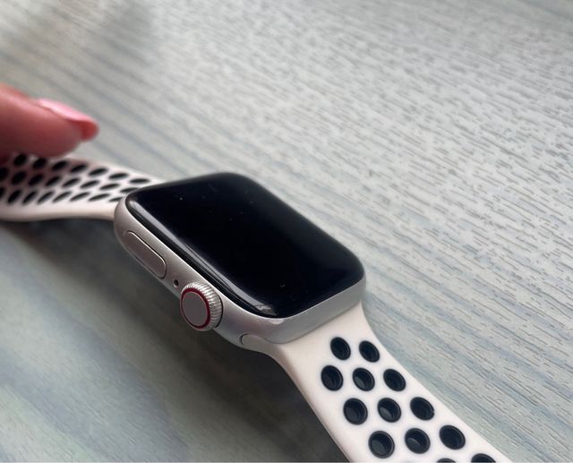 Apple Watch Series SE. GPS  Cellular