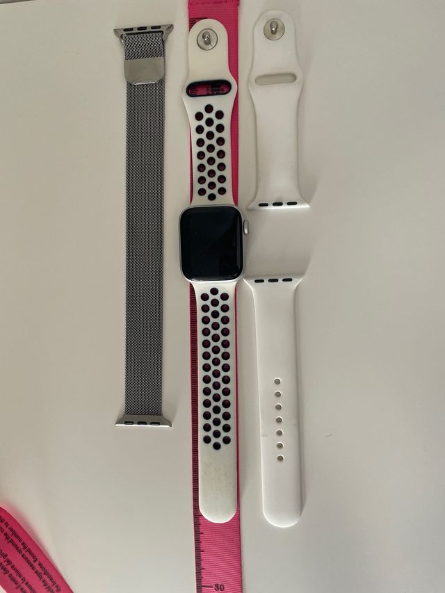 Apple Watch Series SE. GPS  Cellular