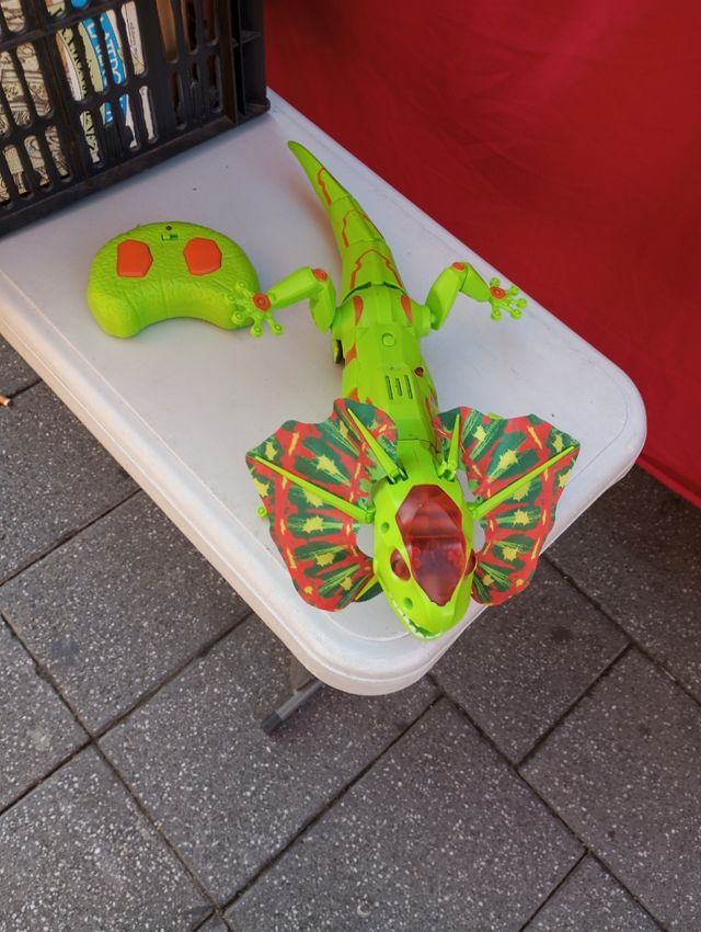 Dinosaurio teledirigido