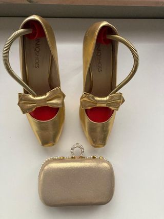 Zapatos y bolso dorado fiesta 40