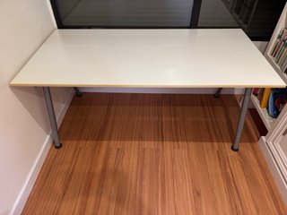 Escritorio Ikea blanco regulable en altura