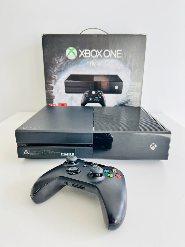 Xbox One 1TB - Completa na caixa