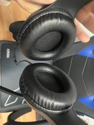 Auriculares y alfombrilla