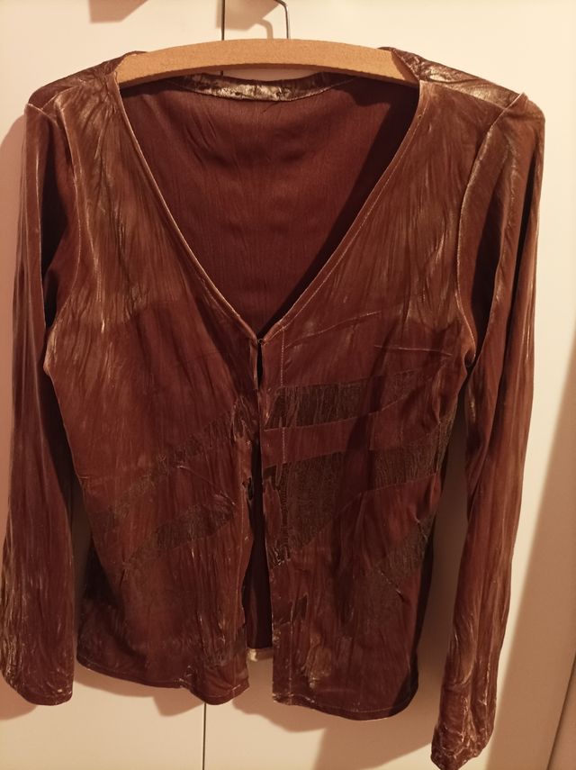 Rebeca dorada marrón y top compañero