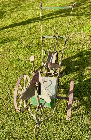 SEMBRADORA ANTIGUA MAÍZ