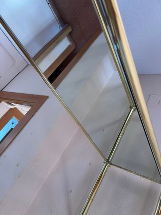 Estanterías de metal doradas y cristal