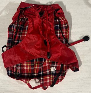 Impermeabile rosso con cappuccio per cani