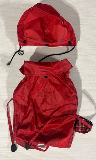 Impermeabile rosso con cappuccio per cani