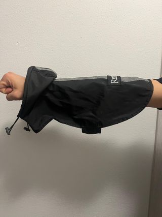 Impermeabile nero con striscia argentata per cani