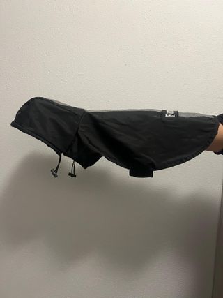 Impermeabile nero con striscia argentata per cani