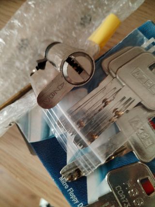 Cilindro de puerta de entrada.