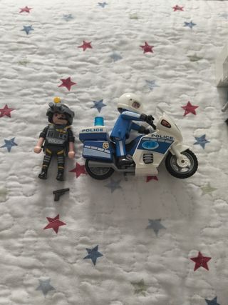 Policía en moto + policía Playmobil