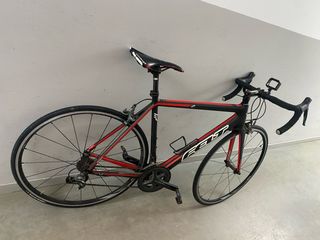 Bicicleta de carretera FELT F4 – carbono completo