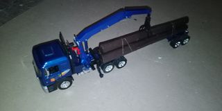 Camión carga troncos