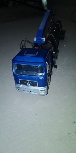 Camión carga troncos