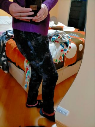 Pantalón pitillo con toque morado