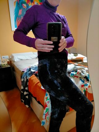 Pantalón pitillo con toque morado