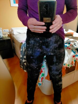 Pantalón pitillo con toque morado