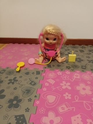 Muñeca que llora y parpadea baby live