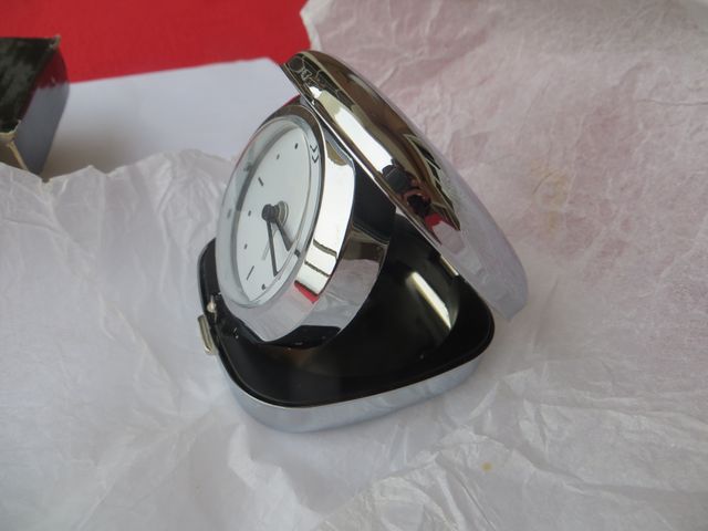 Reloj despertador dentro de carcasa metálica