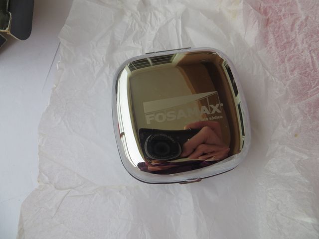 Reloj despertador dentro de carcasa metálica