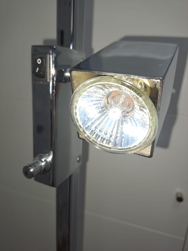 LÁMPARA DE PIE DE DISEÑO DOBLE FOCO. LUZ REGULABLE