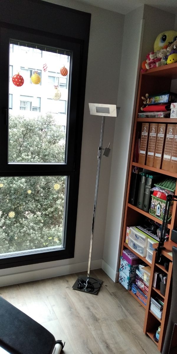 LÁMPARA DE PIE DE DISEÑO DOBLE FOCO. LUZ REGULABLE