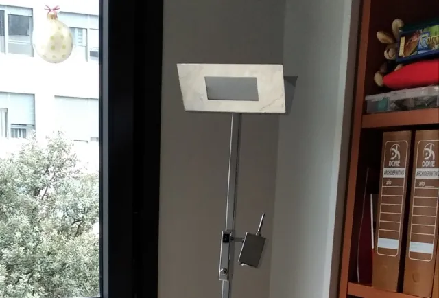 LÁMPARA DE PIE DE DISEÑO DOBLE FOCO. LUZ REGULABLE