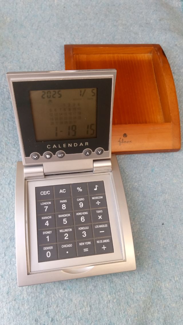 Calcolatrice, orologio, calendario digitale