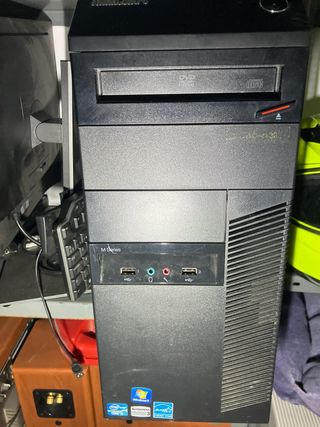 Ordenador sobre mesa