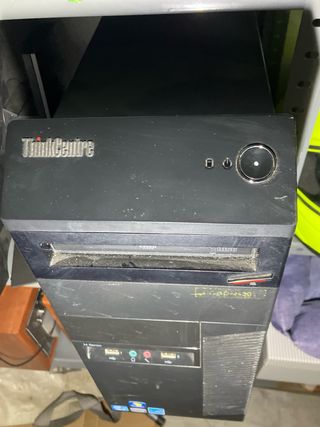 Ordenador sobre mesa