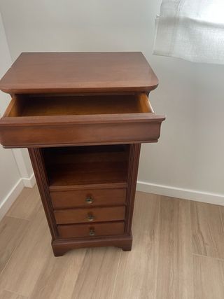 Mesita de madera  alta